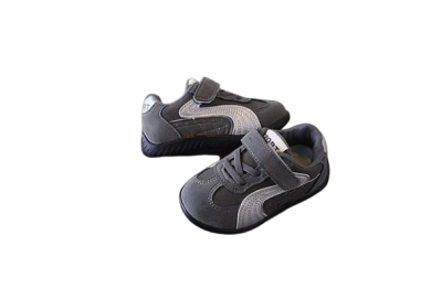 Zamszowe sneakersy dziecięce dla chłopca na rzepy, dostępne w kolorze czerwonym, czarnym i szarym z białymi detalami.