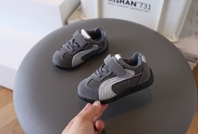 Zamszowe sneakersy dziecięce dla chłopca na rzepy, dostępne w kolorze czerwonym, czarnym i szarym z białymi detalami.