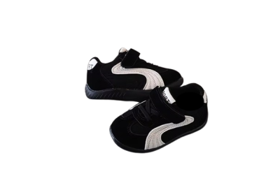 Zamszowe sneakersy dziecięce dla chłopca na rzepy, dostępne w kolorze czerwonym, czarnym i szarym z białymi detalami.