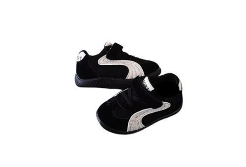 Zamszowe sneakersy dziecięce dla chłopca na rzepy, dostępne w kolorze czerwonym, czarnym i szarym z białymi detalami.