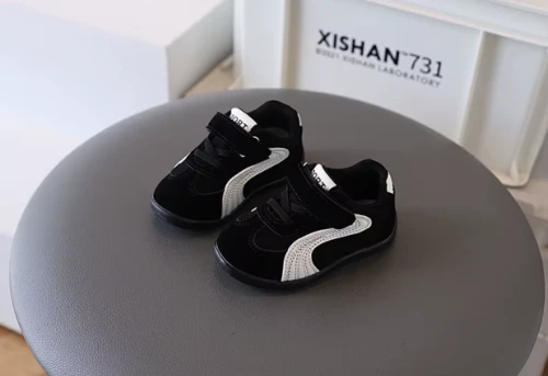 Zamszowe sneakersy dziecięce dla chłopca na rzepy, dostępne w kolorze czerwonym, czarnym i szarym z białymi detalami.