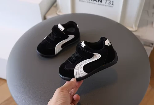 Zamszowe sneakersy dziecięce dla chłopca na rzepy, dostępne w kolorze czerwonym, czarnym i szarym z białymi detalami.