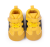 Sportowe sneakersy dla noworodka z miękką podeszwą i zapięciem na rzep, dostępne w kolorze żółtym, bordowym, czarnym i białym.