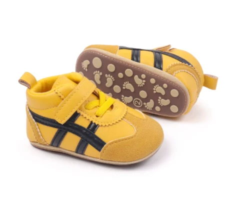 Sportowe sneakersy dla noworodka z miękką podeszwą i zapięciem na rzep, dostępne w kolorze żółtym, bordowym, czarnym i białym.