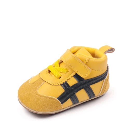 Sportowe sneakersy dla noworodka z miękką podeszwą i zapięciem na rzep, dostępne w kolorze żółtym, bordowym, czarnym i białym.