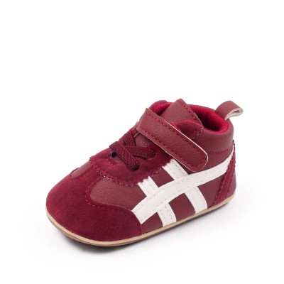 Sportowe sneakersy dla noworodka z miękką podeszwą i zapięciem na rzep, dostępne w kolorze żółtym, bordowym, czarnym i białym.