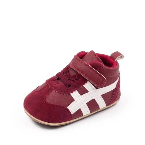 Sportowe sneakersy dla noworodka z miękką podeszwą i zapięciem na rzep, dostępne w kolorze żółtym, bordowym, czarnym i białym.