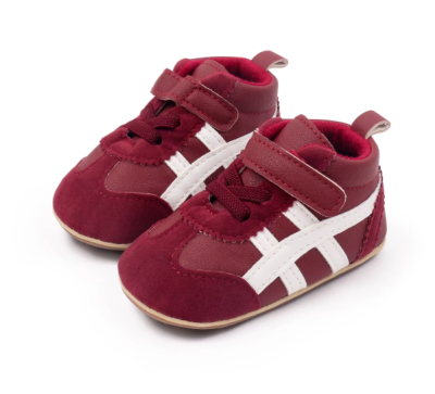 Sportowe sneakersy dla noworodka z miękką podeszwą i zapięciem na rzep, dostępne w kolorze żółtym, bordowym, czarnym i białym.