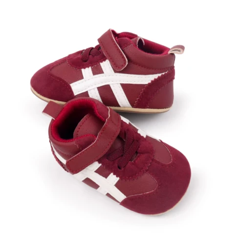 Sportowe sneakersy dla noworodka z miękką podeszwą i zapięciem na rzep, dostępne w kolorze żółtym, bordowym, czarnym i białym.