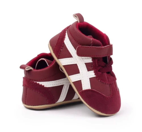 Sportowe sneakersy dla noworodka z miękką podeszwą i zapięciem na rzep, dostępne w kolorze żółtym, bordowym, czarnym i białym.
