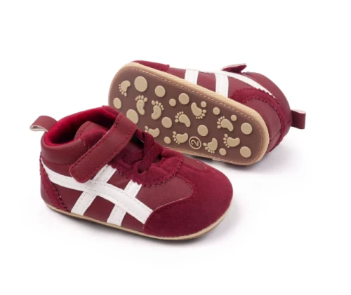Sportowe sneakersy dla noworodka z miękką podeszwą i zapięciem na rzep, dostępne w kolorze żółtym, bordowym, czarnym i białym.