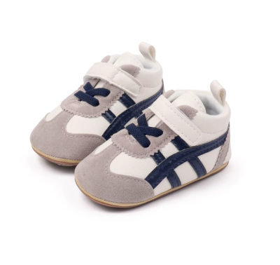 Sportowe sneakersy dla noworodka z miękką podeszwą i zapięciem na rzep, dostępne w kolorze żółtym, bordowym, czarnym i białym.