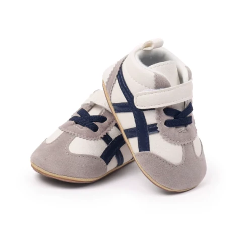 Sportowe sneakersy dla noworodka z miękką podeszwą i zapięciem na rzep, dostępne w kolorze żółtym, bordowym, czarnym i białym.