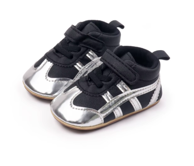 Sportowe sneakersy dla noworodka z miękką podeszwą i zapięciem na rzep, dostępne w kolorze żółtym, bordowym, czarnym i białym.