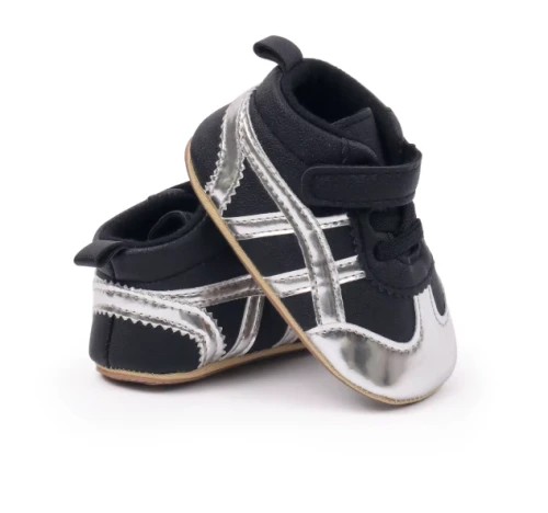 Sportowe sneakersy dla noworodka z miękką podeszwą i zapięciem na rzep, dostępne w kolorze żółtym, bordowym, czarnym i białym.