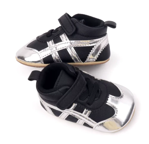 Sportowe sneakersy dla noworodka z miękką podeszwą i zapięciem na rzep, dostępne w kolorze żółtym, bordowym, czarnym i białym.