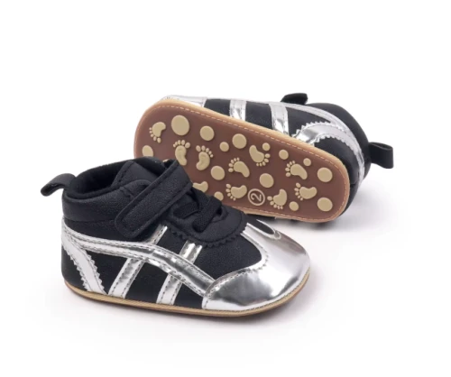 Sportowe sneakersy dla noworodka z miękką podeszwą i zapięciem na rzep, dostępne w kolorze żółtym, bordowym, czarnym i białym.