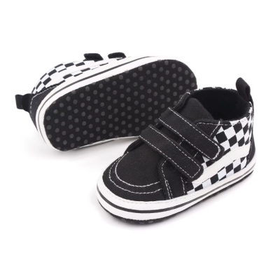 Tekstylne trampki niemowlęce na rzepy z wzorem w szachownicę i miękką podeszwą, dostępne w kolorze szarym, niebieskim i czarnym.