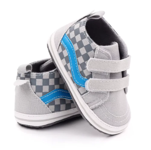 Tekstylne trampki niemowlęce na rzepy z wzorem w szachownicę i miękką podeszwą, dostępne w kolorze szarym, niebieskim i czarnym.