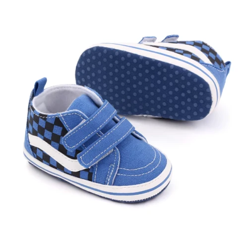 Tekstylne trampki niemowlęce na rzepy z wzorem w szachownicę i miękką podeszwą, dostępne w kolorze szarym, niebieskim i czarnym.