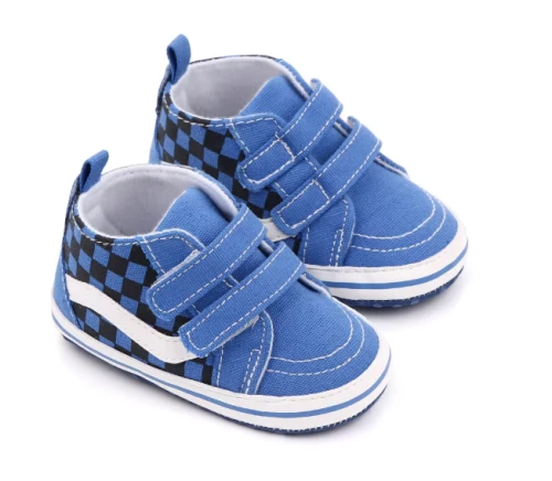 Tekstylne trampki niemowlęce na rzepy z wzorem w szachownicę i miękką podeszwą, dostępne w kolorze szarym, niebieskim i czarnym.