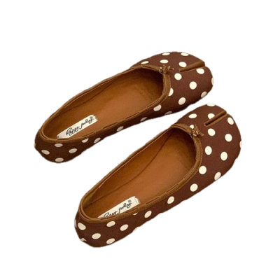 Damskie baleriny Tabi z rozdzielonym noskiem, dostępne w szerokiej gamie wzorów i kolorów, na płaskiej, komfortowej podeszwie.