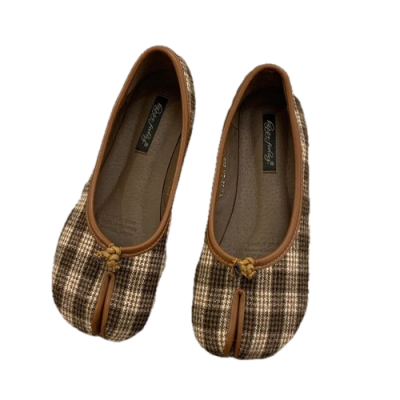 Damskie baleriny Tabi z rozdzielonym noskiem, dostępne w szerokiej gamie wzorów i kolorów, na płaskiej, komfortowej podeszwie.