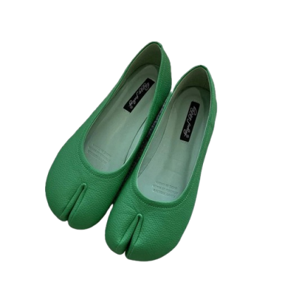 Damskie baleriny Tabi z rozdzielonym noskiem, dostępne w szerokiej gamie wzorów i kolorów, na płaskiej, komfortowej podeszwie.