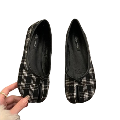 Damskie baleriny Tabi z rozdzielonym noskiem, dostępne w szerokiej gamie wzorów i kolorów, na płaskiej, komfortowej podeszwie.