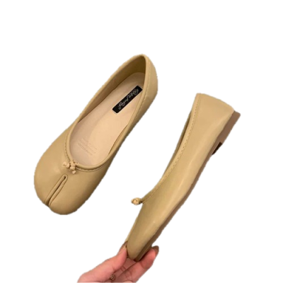 Damskie baleriny Tabi z rozdzielonym noskiem, dostępne w szerokiej gamie wzorów i kolorów, na płaskiej, komfortowej podeszwie.