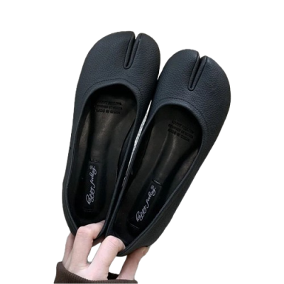 Damskie baleriny Tabi z rozdzielonym noskiem, dostępne w szerokiej gamie wzorów i kolorów, na płaskiej, komfortowej podeszwie.