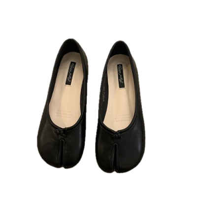 Damskie baleriny Tabi z rozdzielonym noskiem, dostępne w szerokiej gamie wzorów i kolorów, na płaskiej, komfortowej podeszwie.