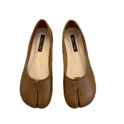 Damskie baleriny Tabi z rozdzielonym noskiem, dostępne w szerokiej gamie wzorów i kolorów, na płaskiej, komfortowej podeszwie.