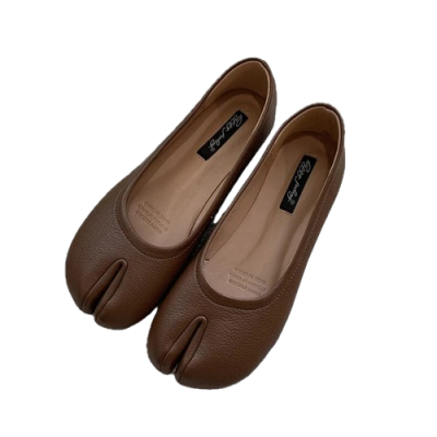 Damskie baleriny Tabi z rozdzielonym noskiem, dostępne w szerokiej gamie wzorów i kolorów, na płaskiej, komfortowej podeszwie.