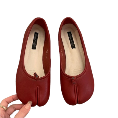 Damskie baleriny Tabi z rozdzielonym noskiem, dostępne w szerokiej gamie wzorów i kolorów, na płaskiej, komfortowej podeszwie.