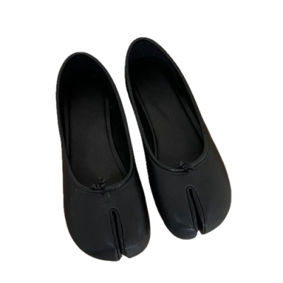 Damskie baleriny Tabi z rozdzielonym noskiem, dostępne w szerokiej gamie wzorów i kolorów, na płaskiej, komfortowej podeszwie.