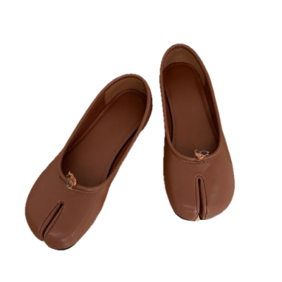 Damskie baleriny Tabi z rozdzielonym noskiem, dostępne w szerokiej gamie wzorów i kolorów, na płaskiej, komfortowej podeszwie.