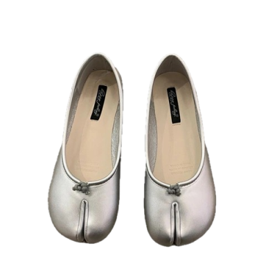 Damskie baleriny Tabi z rozdzielonym noskiem, dostępne w szerokiej gamie wzorów i kolorów, na płaskiej, komfortowej podeszwie.