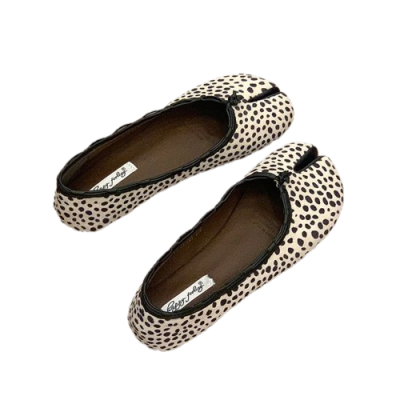 Damskie baleriny Tabi z rozdzielonym noskiem, dostępne w szerokiej gamie wzorów i kolorów, na płaskiej, komfortowej podeszwie.