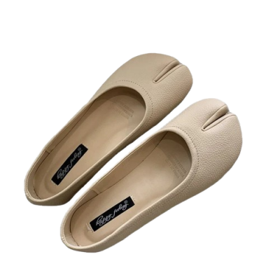 Damskie baleriny Tabi z rozdzielonym noskiem, dostępne w szerokiej gamie wzorów i kolorów, na płaskiej, komfortowej podeszwie.