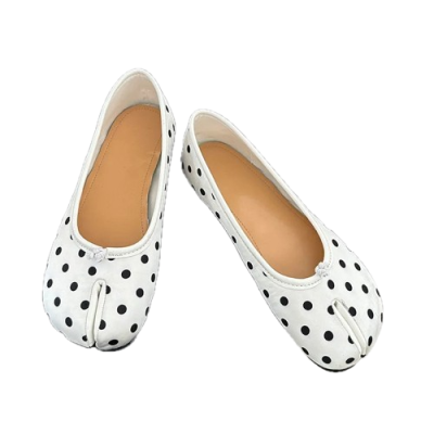 Damskie baleriny Tabi z rozdzielonym noskiem, dostępne w szerokiej gamie wzorów i kolorów, na płaskiej, komfortowej podeszwie.