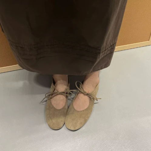 Zamszowe baleriny damskie z wiązaniem na frontowej części.