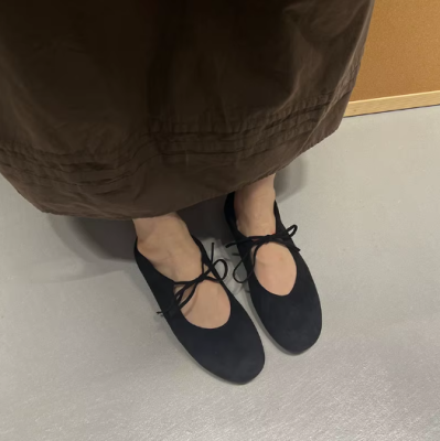 Zamszowe baleriny damskie z wiązaniem na frontowej części.