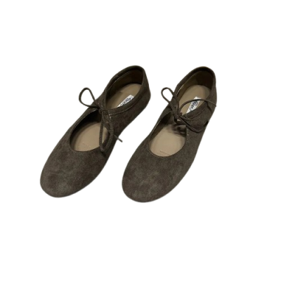Zamszowe baleriny damskie z wiązaniem na frontowej części.
