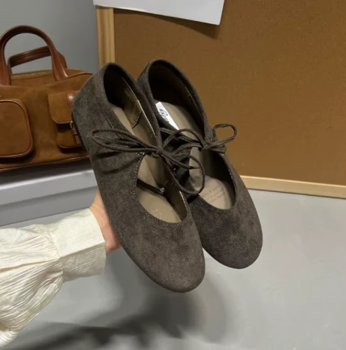 Zamszowe baleriny damskie z wiązaniem na frontowej części.
