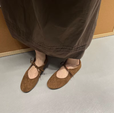 Zamszowe baleriny damskie z wiązaniem na frontowej części.