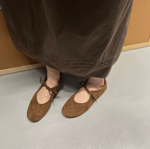 Zamszowe baleriny damskie z wiązaniem na frontowej części.