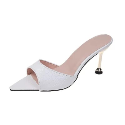 Eleganckie damskie klapki na szpilce z teksturą skóry krokodyla i szpiczastym noskiem, dostępne w kolorze burgundowym, zielonym, czarnym, białym i brązowym.