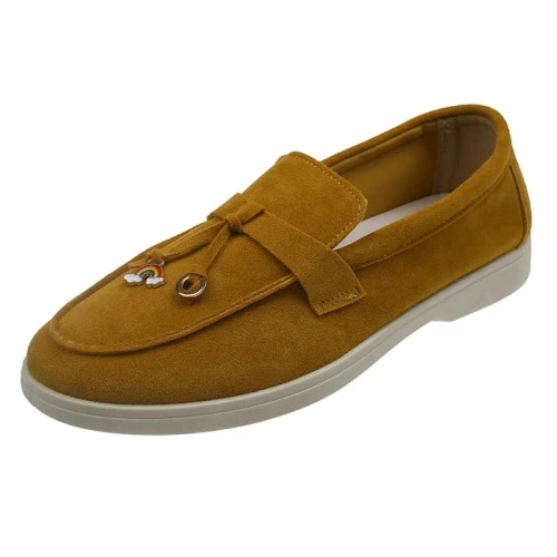 Zamszowe damskie lofersy na płaskiej, jasnej podeszwie z ozdobną przywieszką, dostępne w szerokiej gamie kolorystycznej.