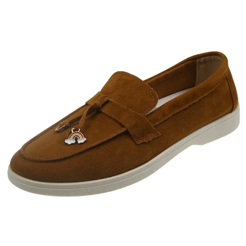 Zamszowe damskie lofersy na płaskiej, jasnej podeszwie z ozdobną przywieszką, dostępne w szerokiej gamie kolorystycznej.